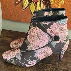 Kelly & Katie| Gorgeous Pink /Black Floral Tapestry Ankle Boots Booties Sz 9